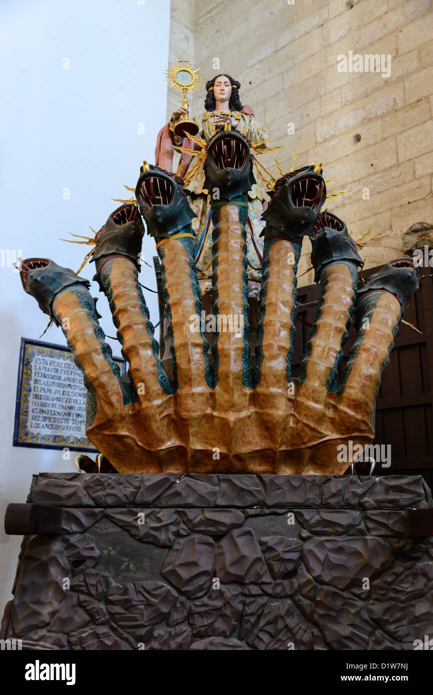 Espagne, Andalousie - Antequera. Église collégiale. La Tarasca, statue de procession de la moitié femme moitié serpent hydre à plusieurs. Banque D'Images