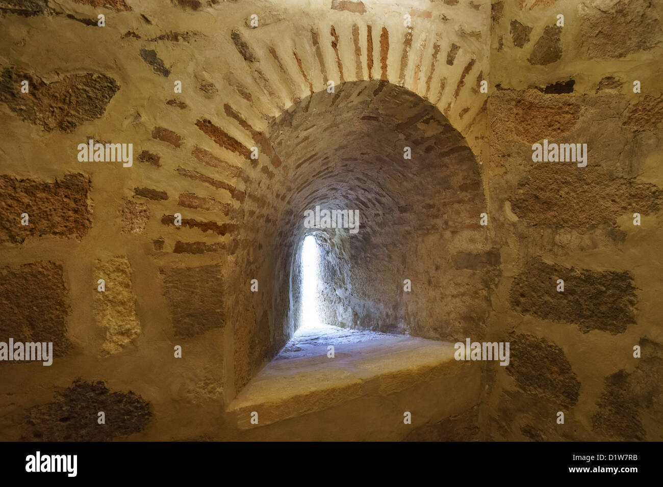 Antequera. Torre Blanca, à la Tour Blanche, château de l'Alcazaba. Une fenêtre avec une large fente défensives visant l'angle. Banque D'Images