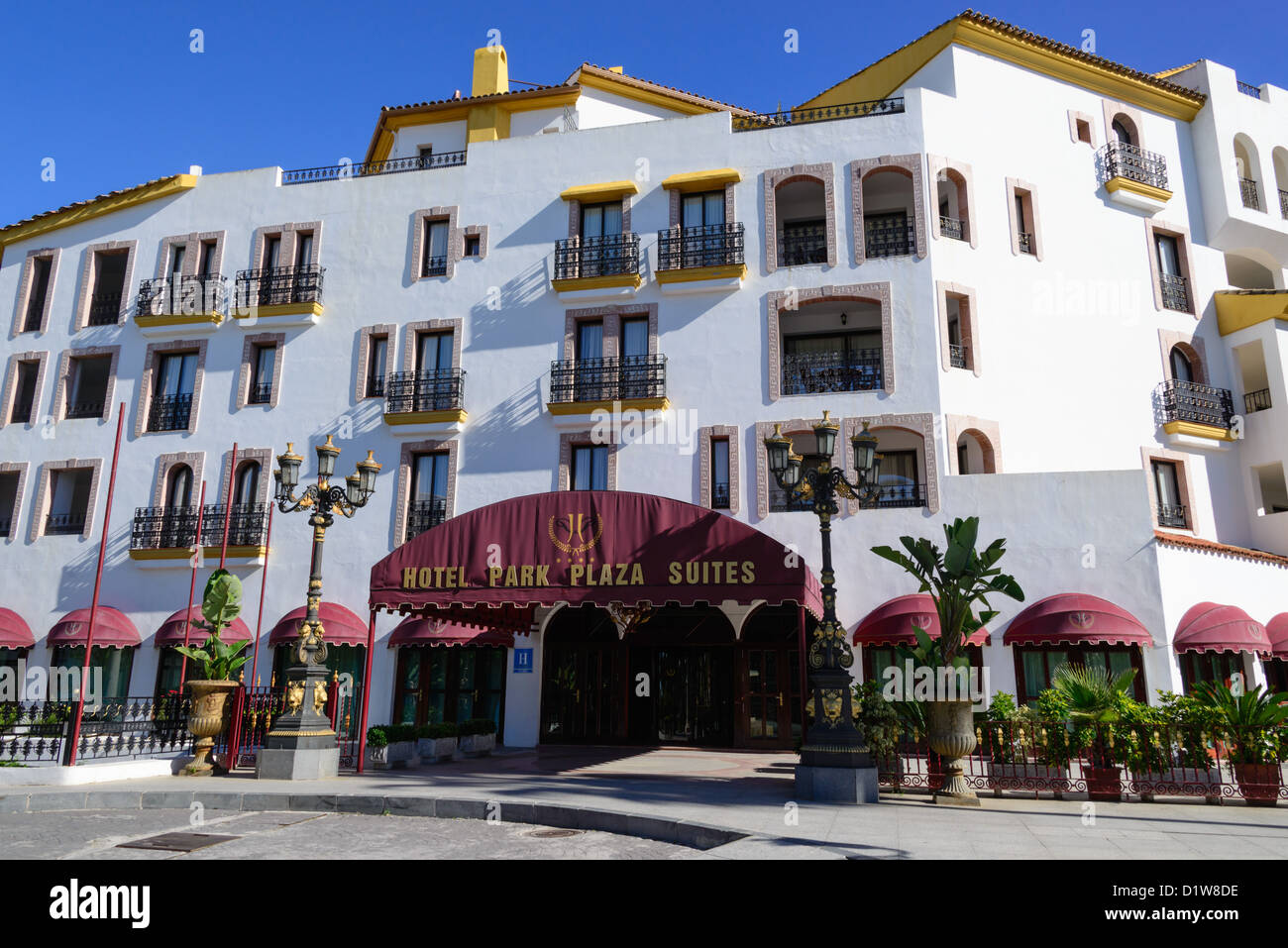 Espagne, Andalousie - Puerto Banus, Marbella, Costa del Sol. Le Benabola  Bay Village Arabe (développement). Hôtel Park Plaza Suites Photo Stock -  Alamy