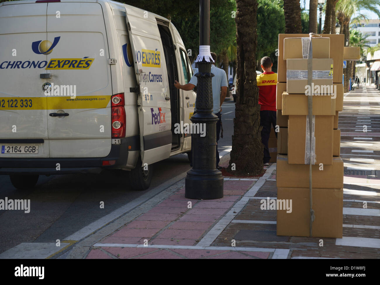 Espagne, Andalousie - Puerto Banus, Marbella, Costa del Sol. Livraison de marchandises aux magasins par FedEx, DHL et le service local. Banque D'Images