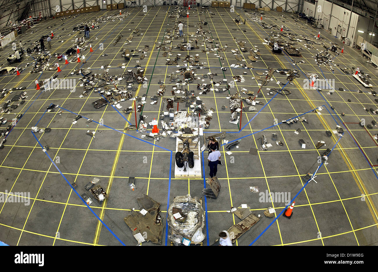 La catastrophe de la navette spatiale Columbia, grille sur le plancher de l'Hangar RLV en tant que travailleurs mettre en morceaux de débris de la Colombie-Britannique Banque D'Images