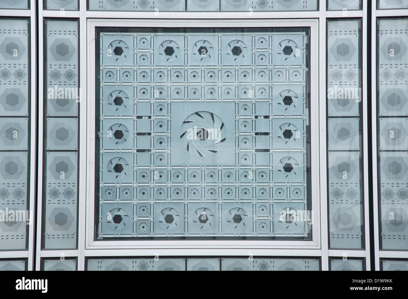 Motifs géométriques. Un détail d'une des fenêtres de la haute technologie de l 'Institut du Monde Arabe". Conçu par l'architecte français Jean Nouvel. Paris, France. Banque D'Images