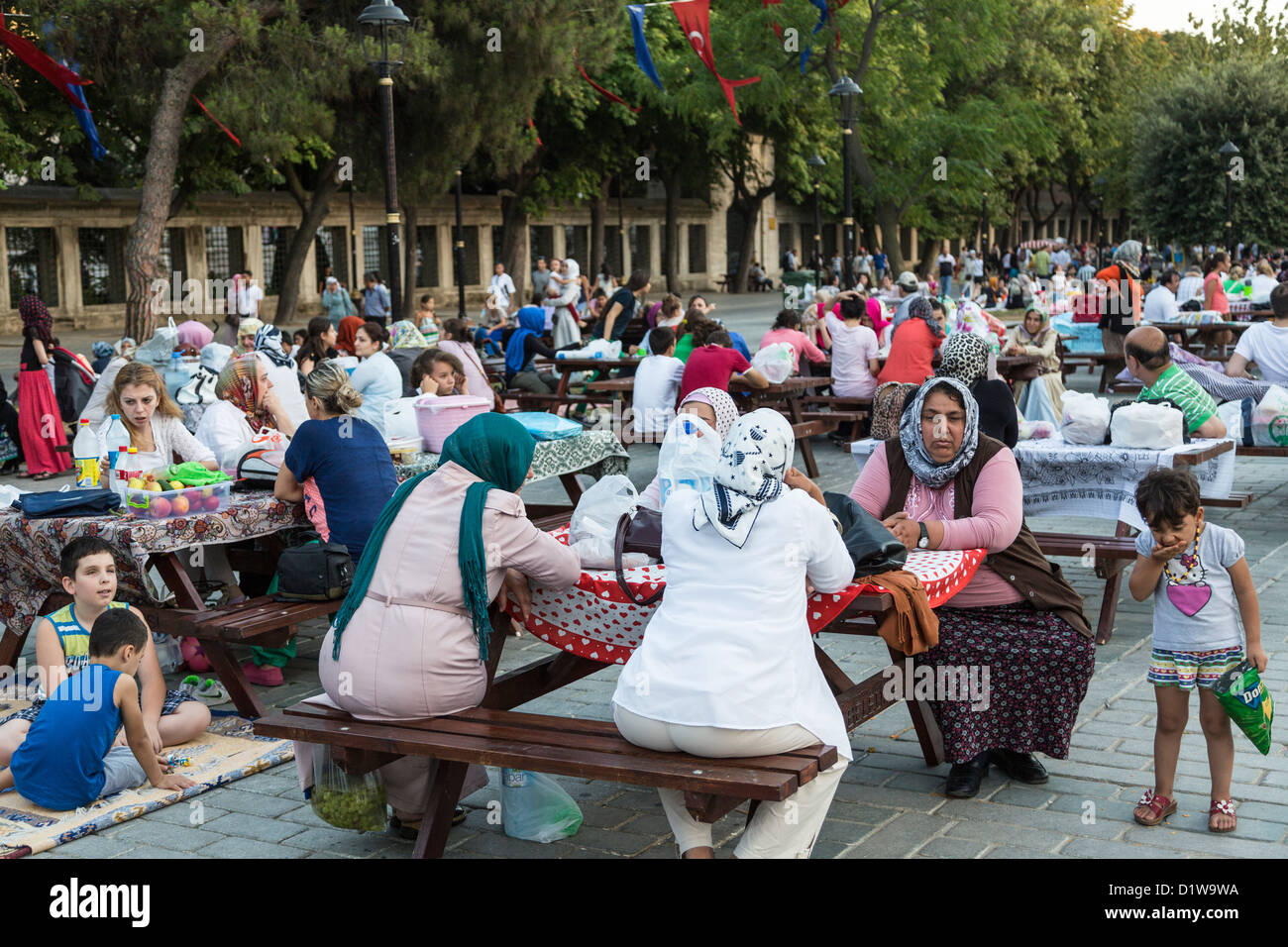 Les femmes musulmanes en attente de coucher du soleil à Ramadan, Sultan Ahmet Square Istanbul, Turquie Banque D'Images