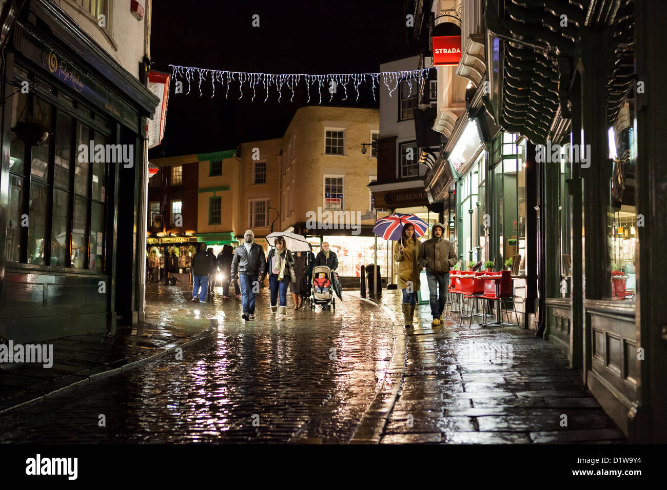 La ville de Canterbury Scène de rue la nuit sous la pluie Banque D'Images