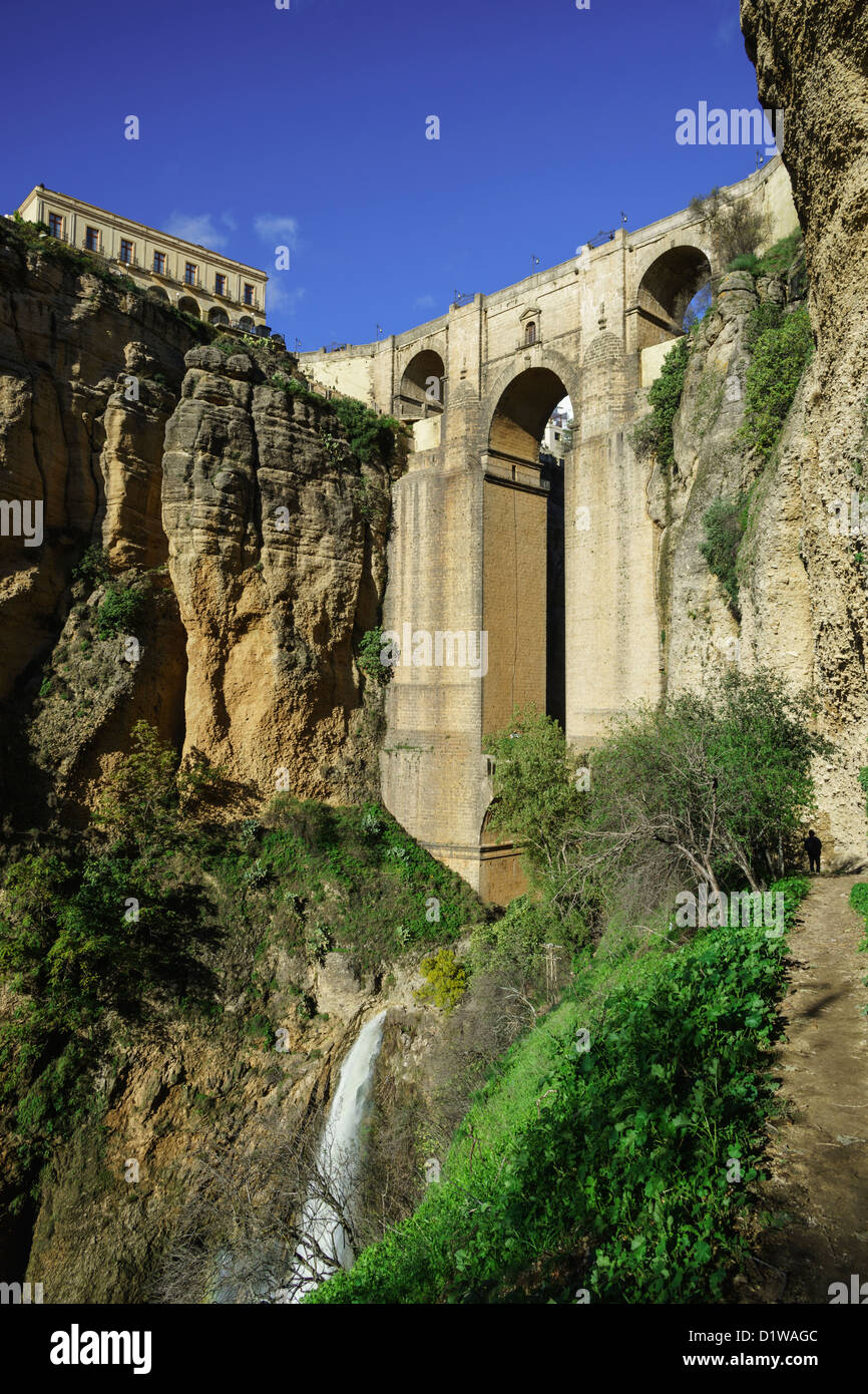 Espagne, Andalousie - la ville de montagne de Ronda. Le célèbre pont et la cascade de la gorges du Tage. Banque D'Images