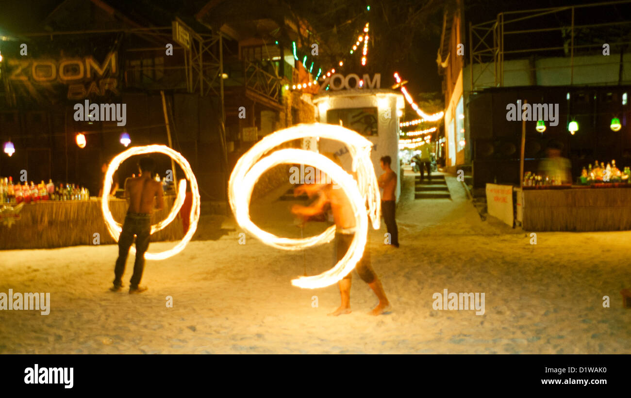 Moon party entièrement à Koh Phangan de Thaïlande. Tous les matches joués par l'incendie les fêtards. Banque D'Images