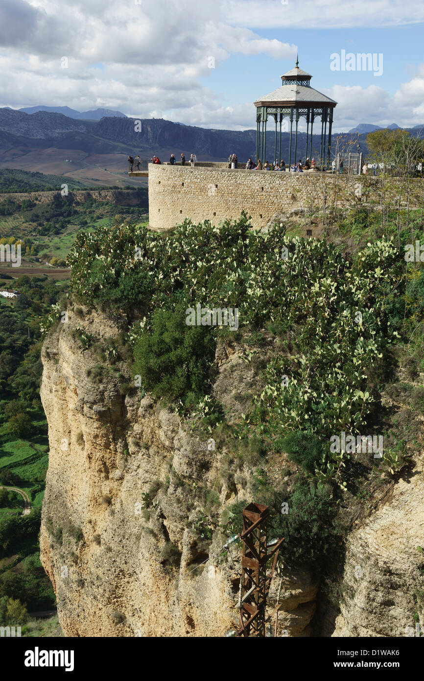 Espagne, Andalousie - la ville de montagne de Ronda. Belvédère sur la falaise surplombant la campagne ci-dessous. Banque D'Images