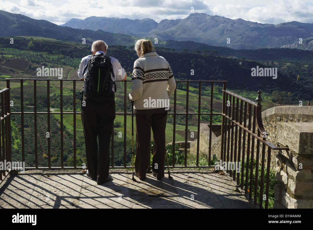 Espagne, Andalousie - la ville de montagne de Ronda. Belvédère sur la falaise surplombant la campagne ci-dessous. Banque D'Images