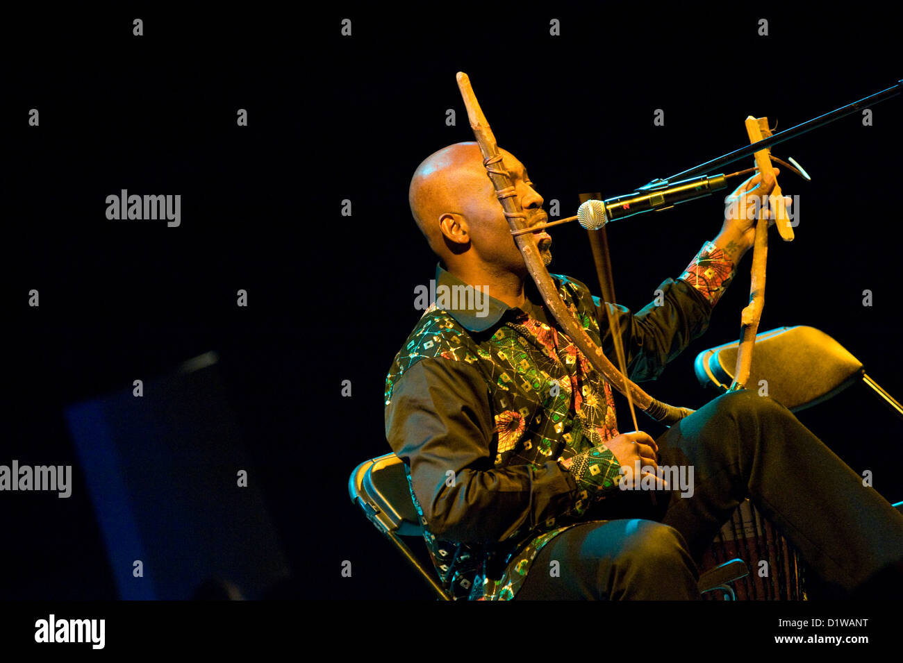 Kouame Sereba - un musicien de Côte d'Ivoire vivant en Norvège effectue à contre Culture Festival à Varsovie Banque D'Images