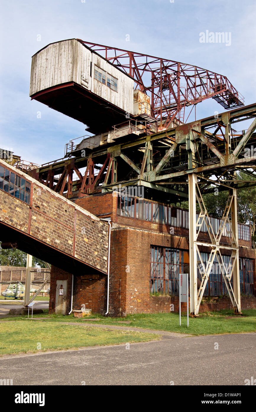 V2 des bâtiments de l'usine de Peenemunde, grue, Usedom, Allemagne Banque D'Images