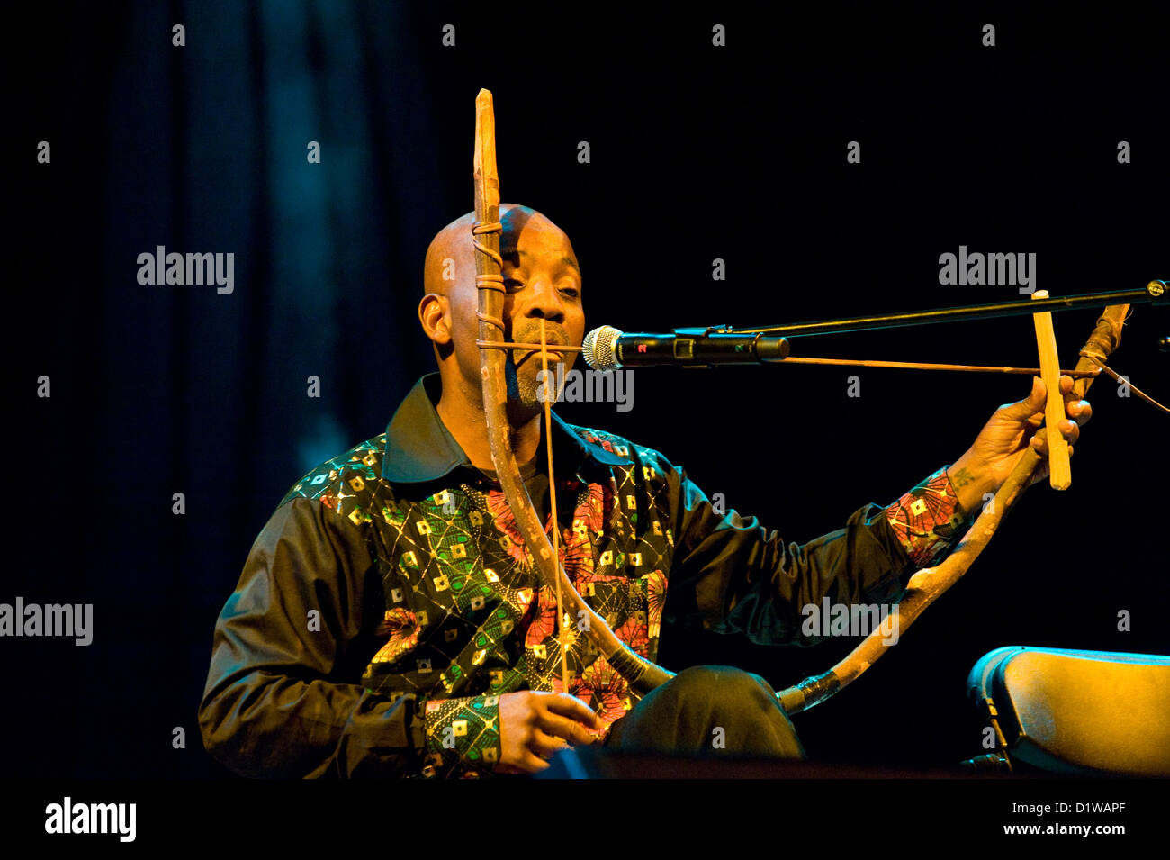 Kouame Sereba - un musicien de Côte d'Ivoire vivant en Norvège effectue à contre Culture Festival à Varsovie Banque D'Images