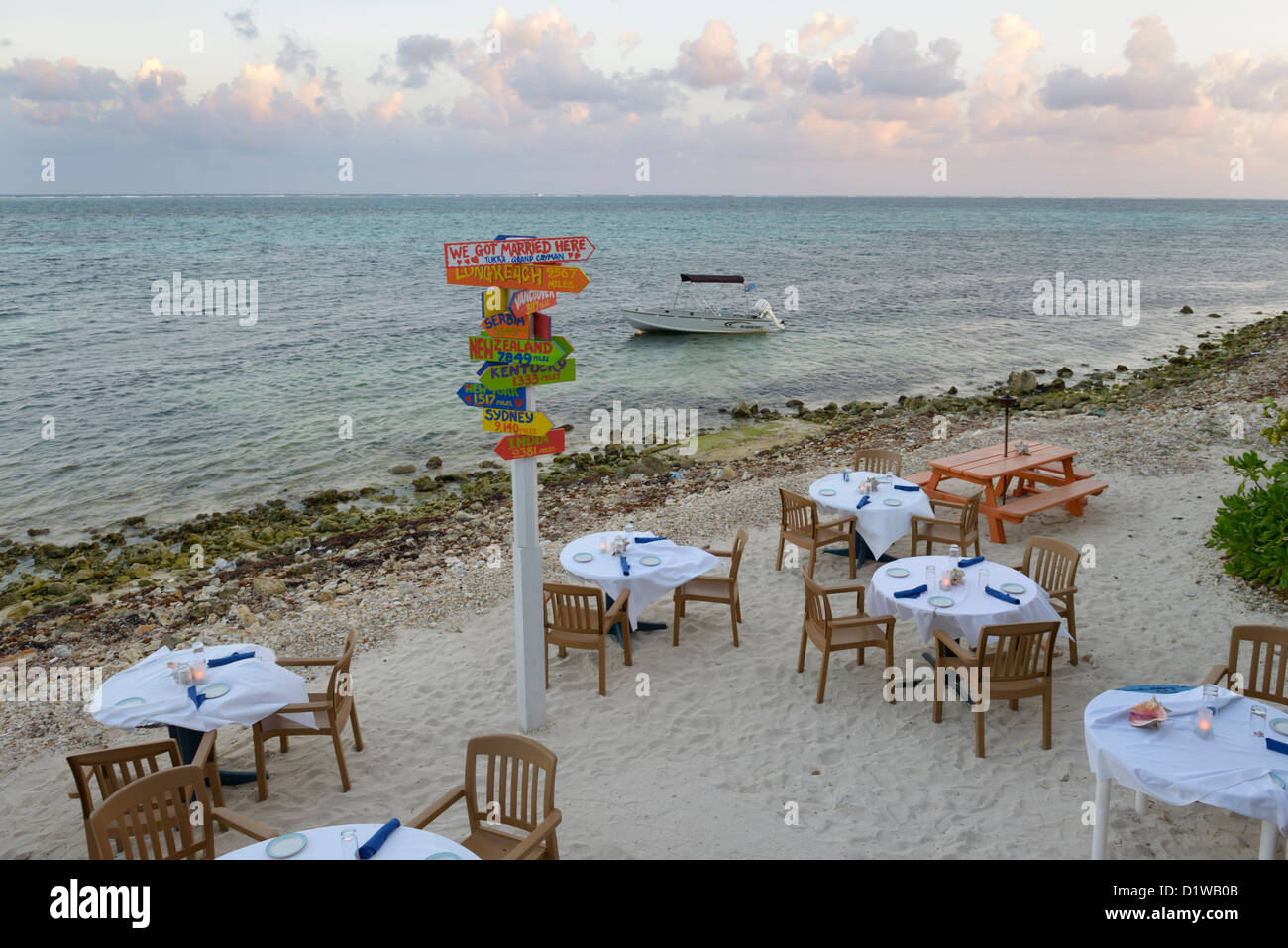 Plage au bord de l'eau, tables de restaurant, Tukka est de Grand Cayman, Cayman Islands, British West Indies Banque D'Images