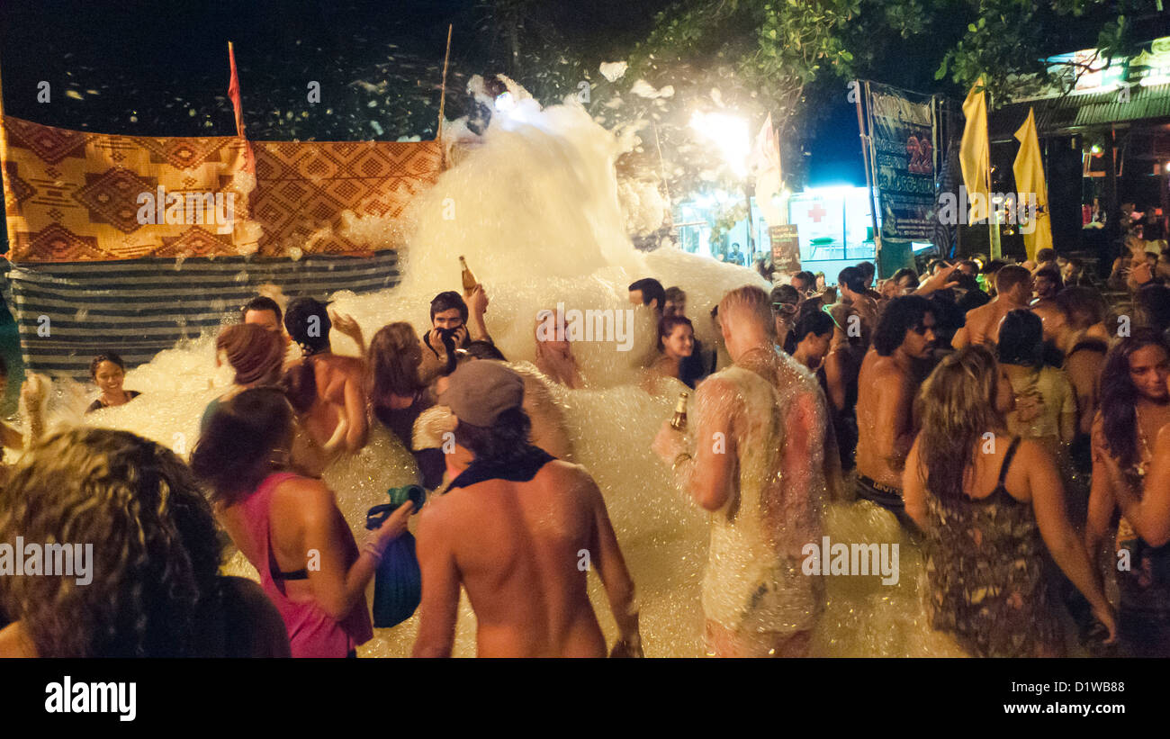 Scène full moon party à Haad Rin beach de Koh Phangan, Thaïlande. La mousse sont libérés pour les fêtards. Banque D'Images