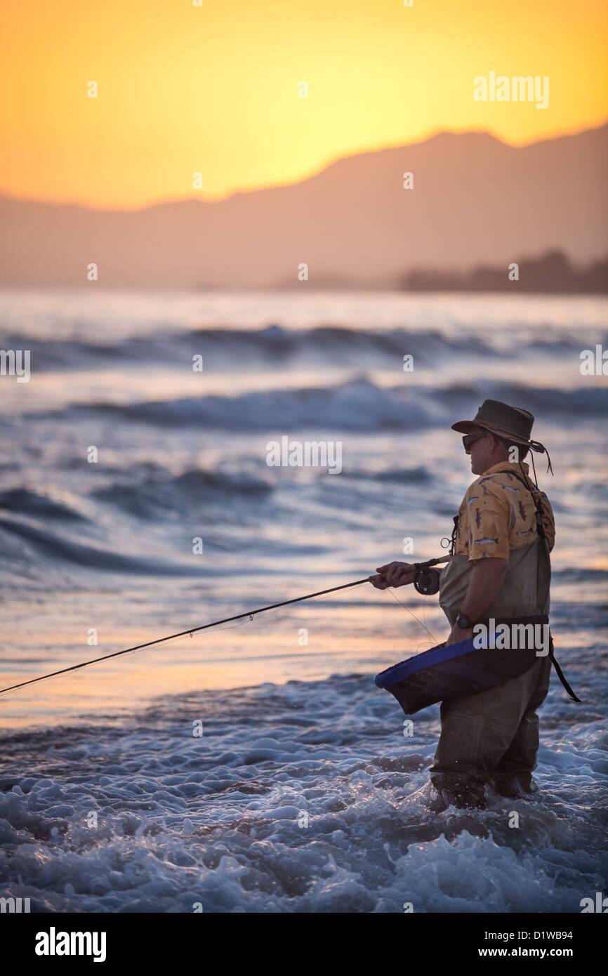Fly fisherman casting pour surfer sur la perche, La Conchita Plage Près de Carpinteria, en Californie, États-Unis d'Amérique Banque D'Images