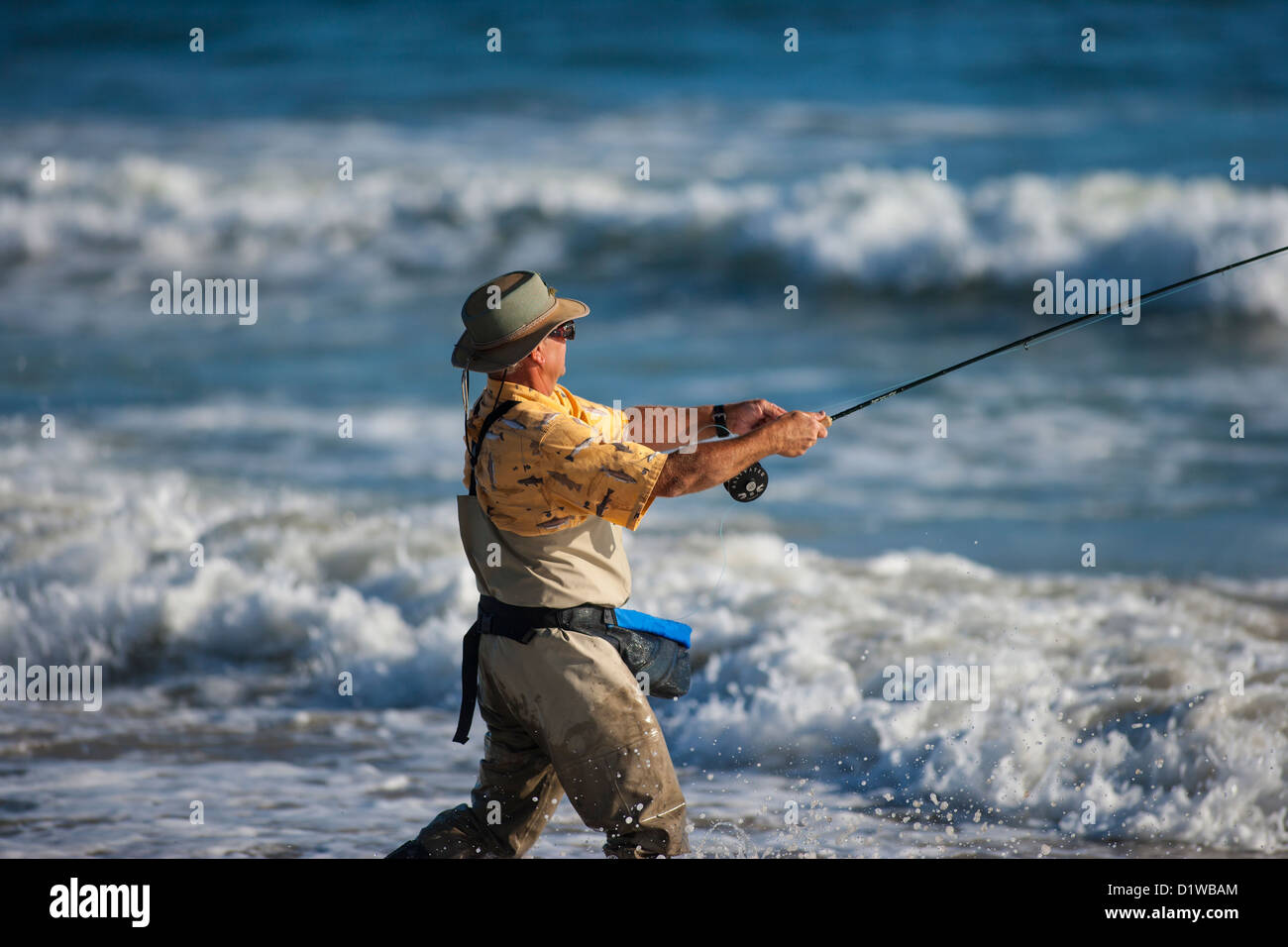 Fly fisherman casting pour surfer sur la perche, La Conchita Plage Près de Carpinteria, en Californie, États-Unis d'Amérique Banque D'Images