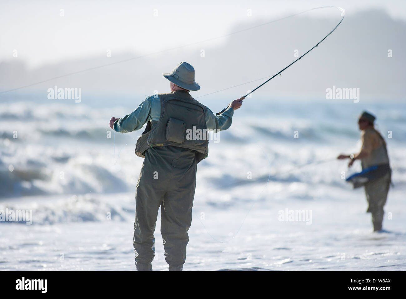 Fly fisherman casting pour surfer sur la perche, La Conchita Plage Près de Carpinteria, en Californie, États-Unis d'Amérique Banque D'Images