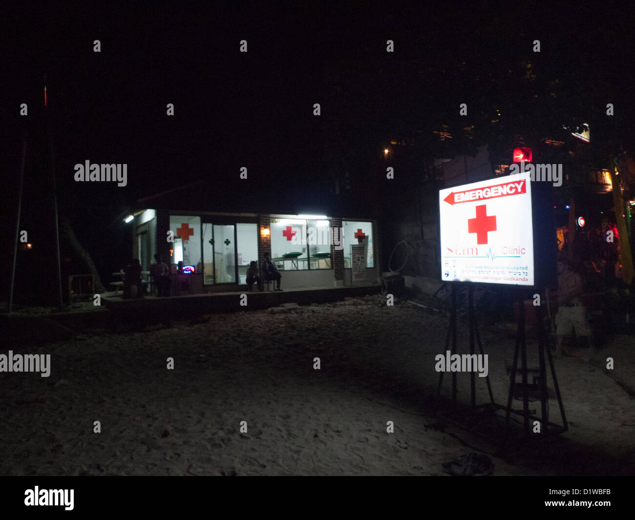 Clinique d'urgence est prêt sur la plage de Haad Rin pour partie les accidents de full moon party. Banque D'Images