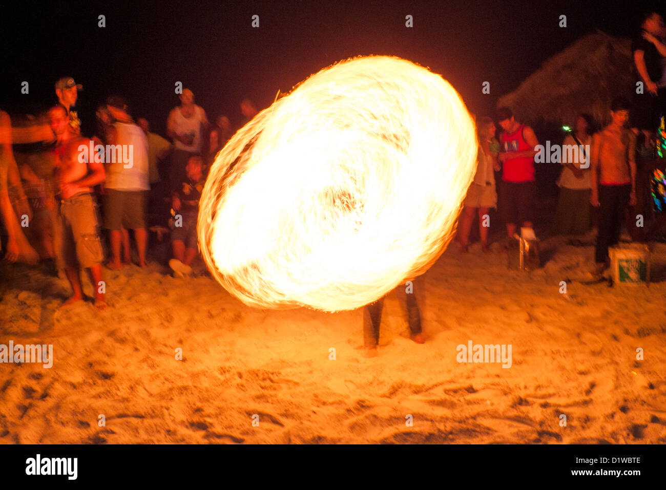 Des danseurs de feu full moon party à Haad Rin de Koh Phangan, Thaïlande. Banque D'Images