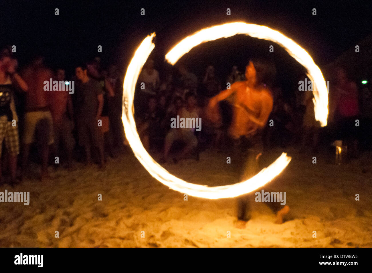 Des danseurs de feu full moon party à Haad Rin de Koh Phangan, Thaïlande. Banque D'Images