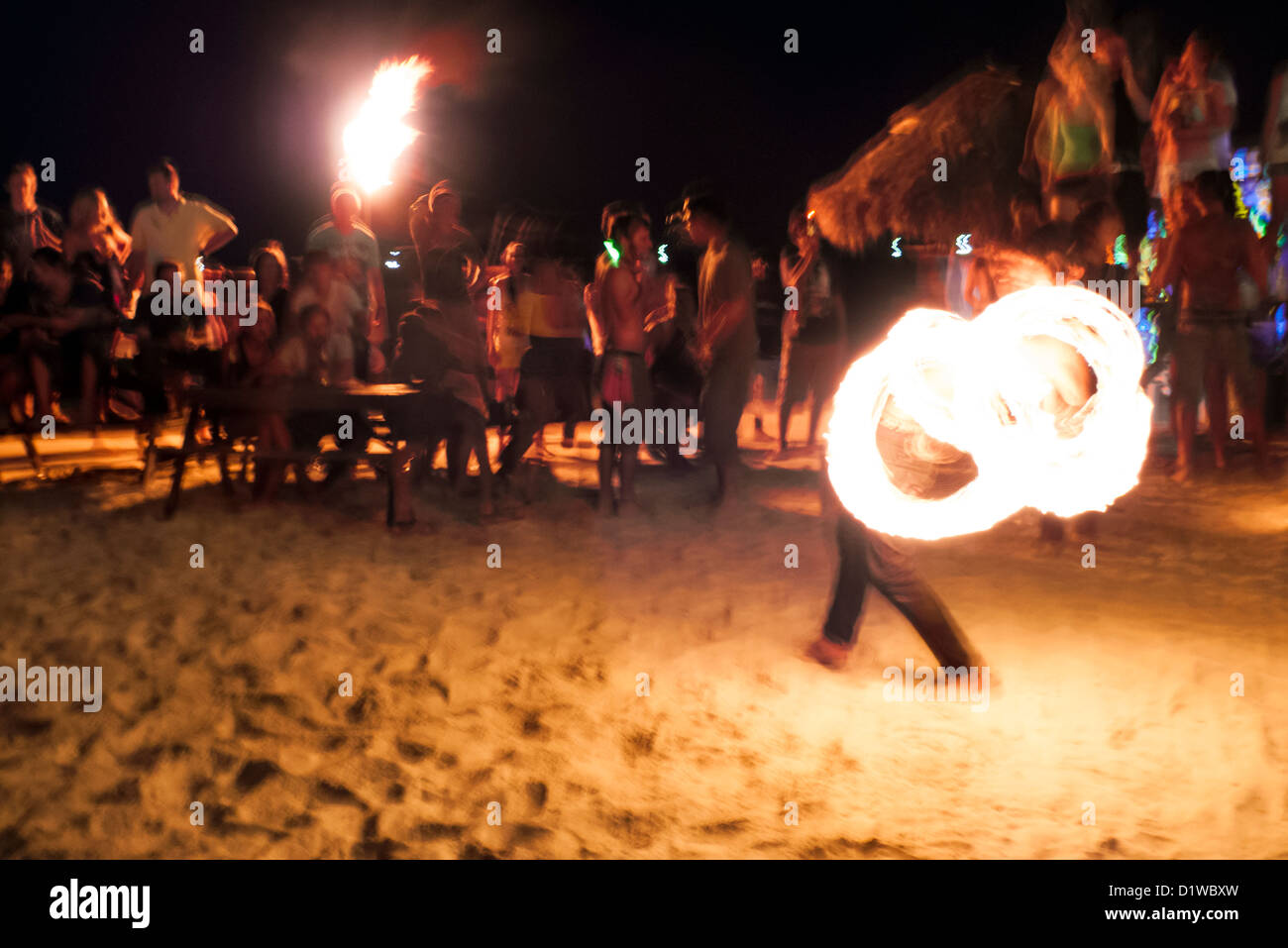 Des danseurs de feu full moon party à Haad Rin de Koh Phangan, Thaïlande. Banque D'Images