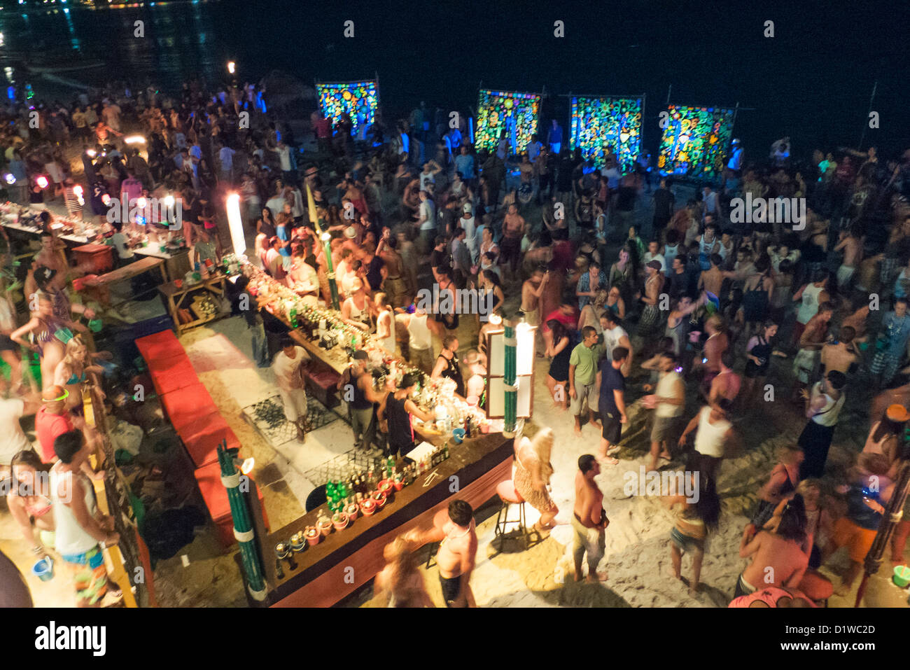 Nuit de pleine lune à Haad Rin beach de Koh Phangan, Thaïlande. Banque D'Images