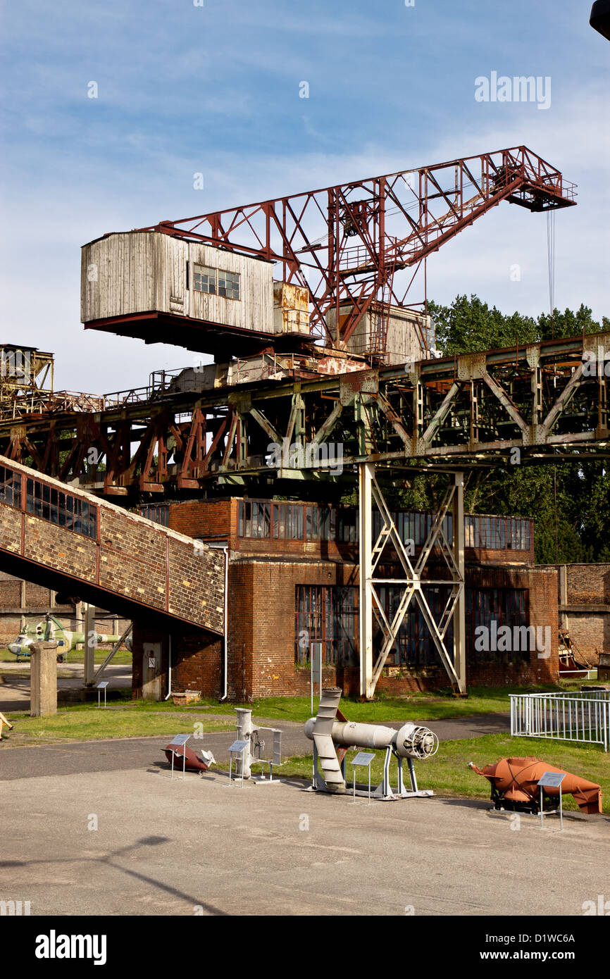 V2 des bâtiments de l'usine de Peenemunde, grue, Usedom, Allemagne Banque D'Images