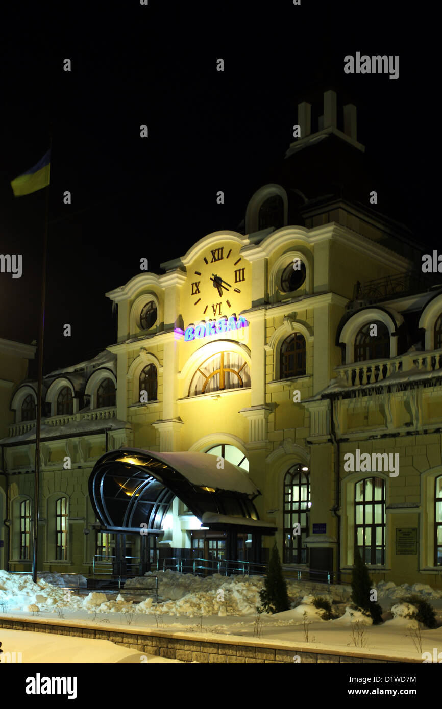 Kiev - 25 décembre : la gare de voie ferrée dans la nuit, Kiev, Ukraine, le 25 décembre, 2012 Banque D'Images