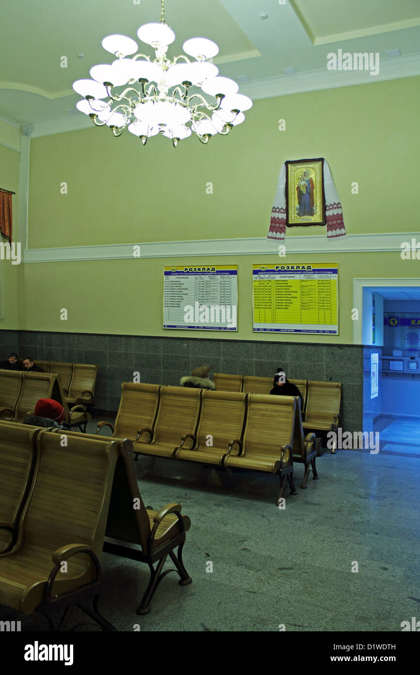 Kiev - DEC 25 : l'intérieur de la station ferroviaire de nuit, Kiev, Ukraine, le 25 décembre, 2012 Banque D'Images