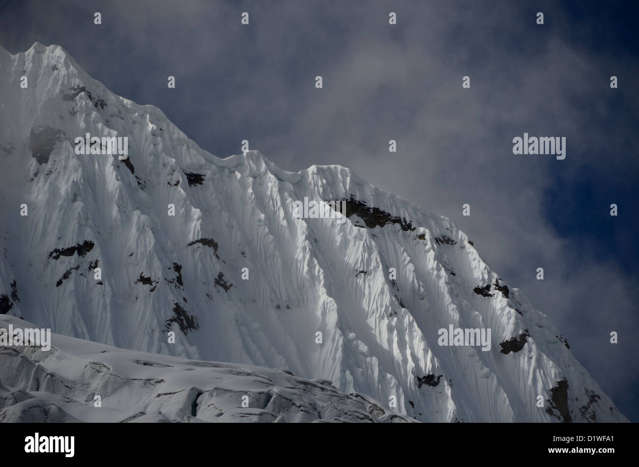 La texture spécifique à canneler célèbre les montagnes des Andes - c'est le Chacraraju pic dans la Cordillère Blanche au Pérou Banque D'Images