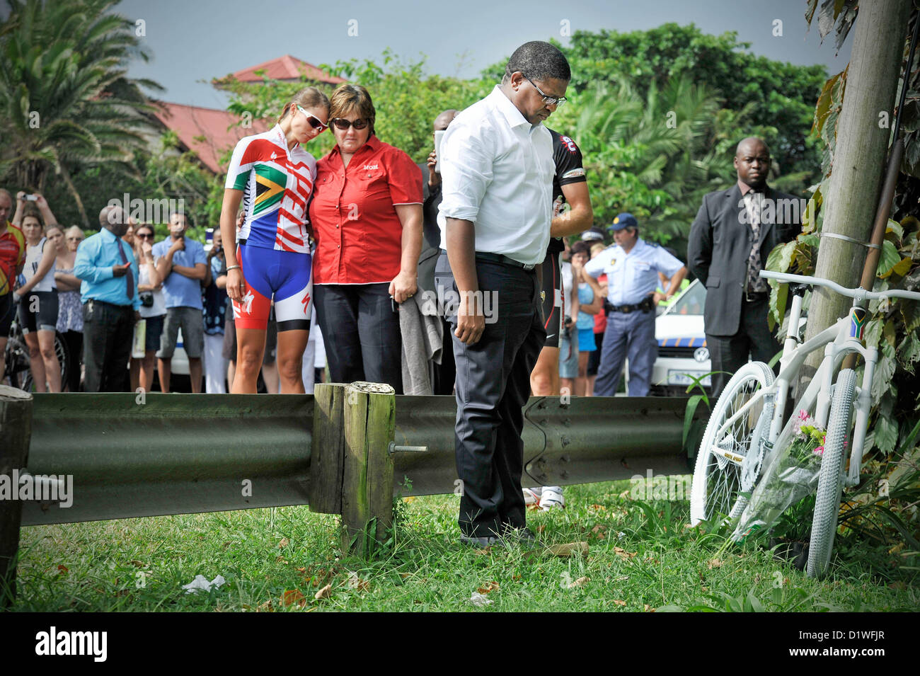 BALITO, AFRIQUE DU SUD : Le ministre des Sports Fikile Mbalula présente ses respects à la vue de l'accident, où Burry Stander a perdu la vie, le 6 janvier 2013 dans Balito, Afrique du Sud. Burry a été frappé par un taxi tandis que dehors sur un trajet de formation, il a subi de graves traumatismes à la tête et le cou cassé, il a été tué lors de l'impact. Le chauffeur de taxi a été accusé d'homicide coupable. (Photo par Gallo Images / Foto 24 / Lerato Maduna) Banque D'Images