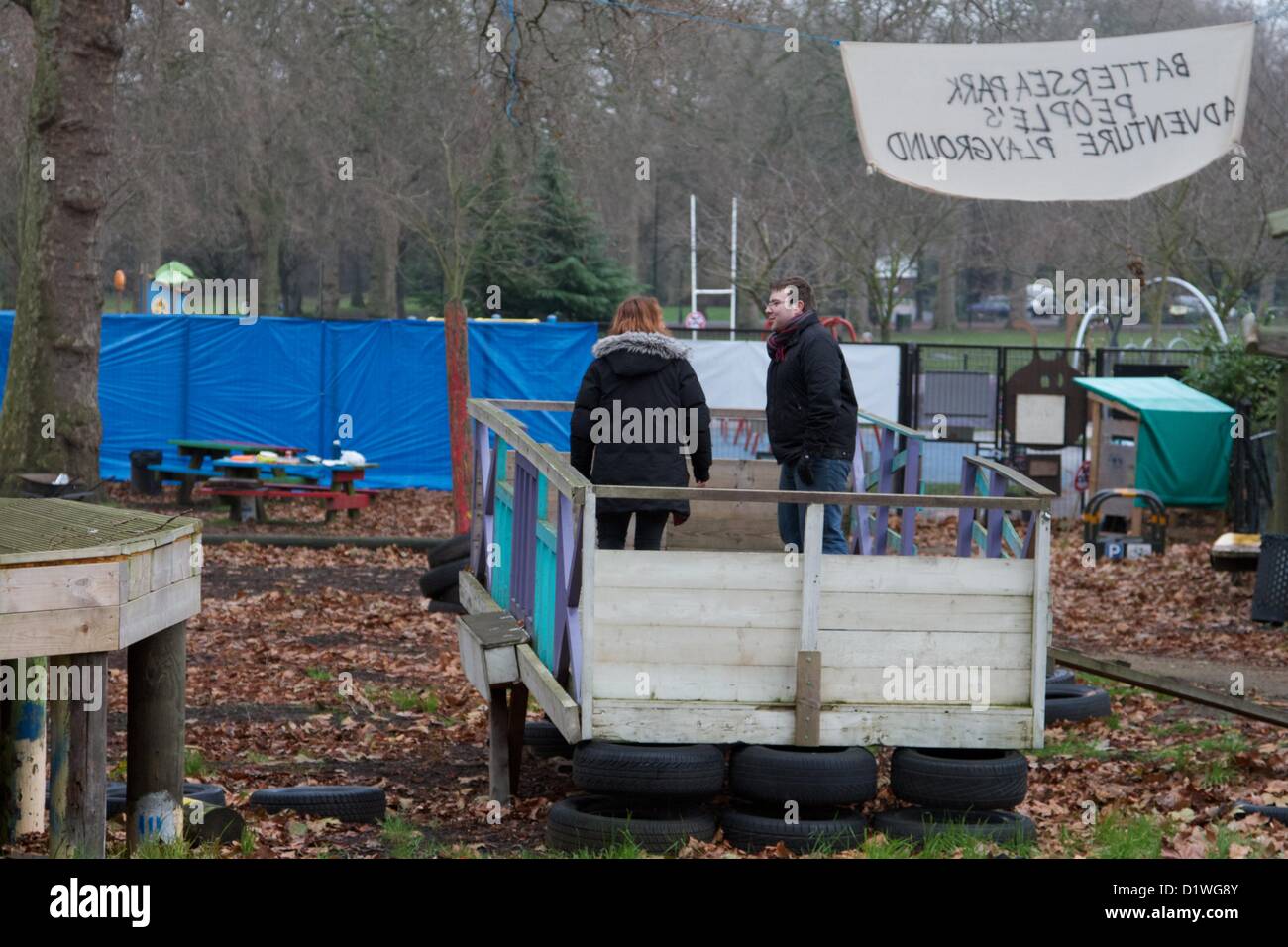 Londres, Royaume-Uni. 07 janvier 2013. Membres d'Occupy London et les militants anti-cut 'occuper' Battersea Park Terrain d'aventure à tenter d'arrêter la démolition des travailleurs du site. Conseil de Wandsworth disent qu'ils ne peuvent plus se permettre de payer le personnel pour la superviser et au lieu de s'installer de l'équipement qui ne nécessite pas de surveillance. George Henton / Alamy Live News. Banque D'Images