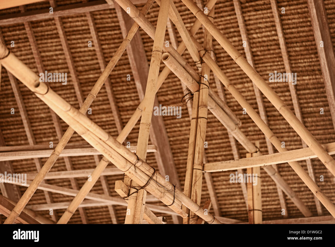 La construction de toit traditionnel indonésien à partir de bambou et de paille Banque D'Images