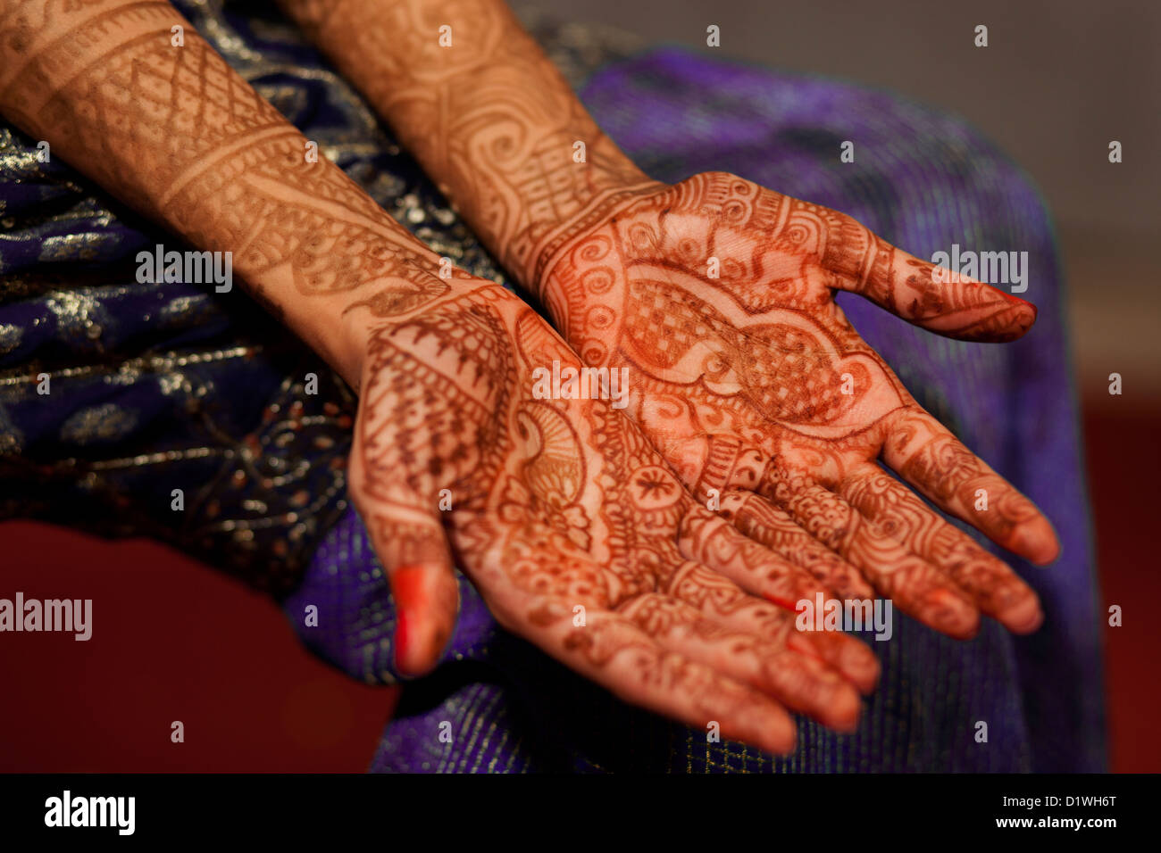 Le Mehndi épouses indiennes mains Banque D'Images