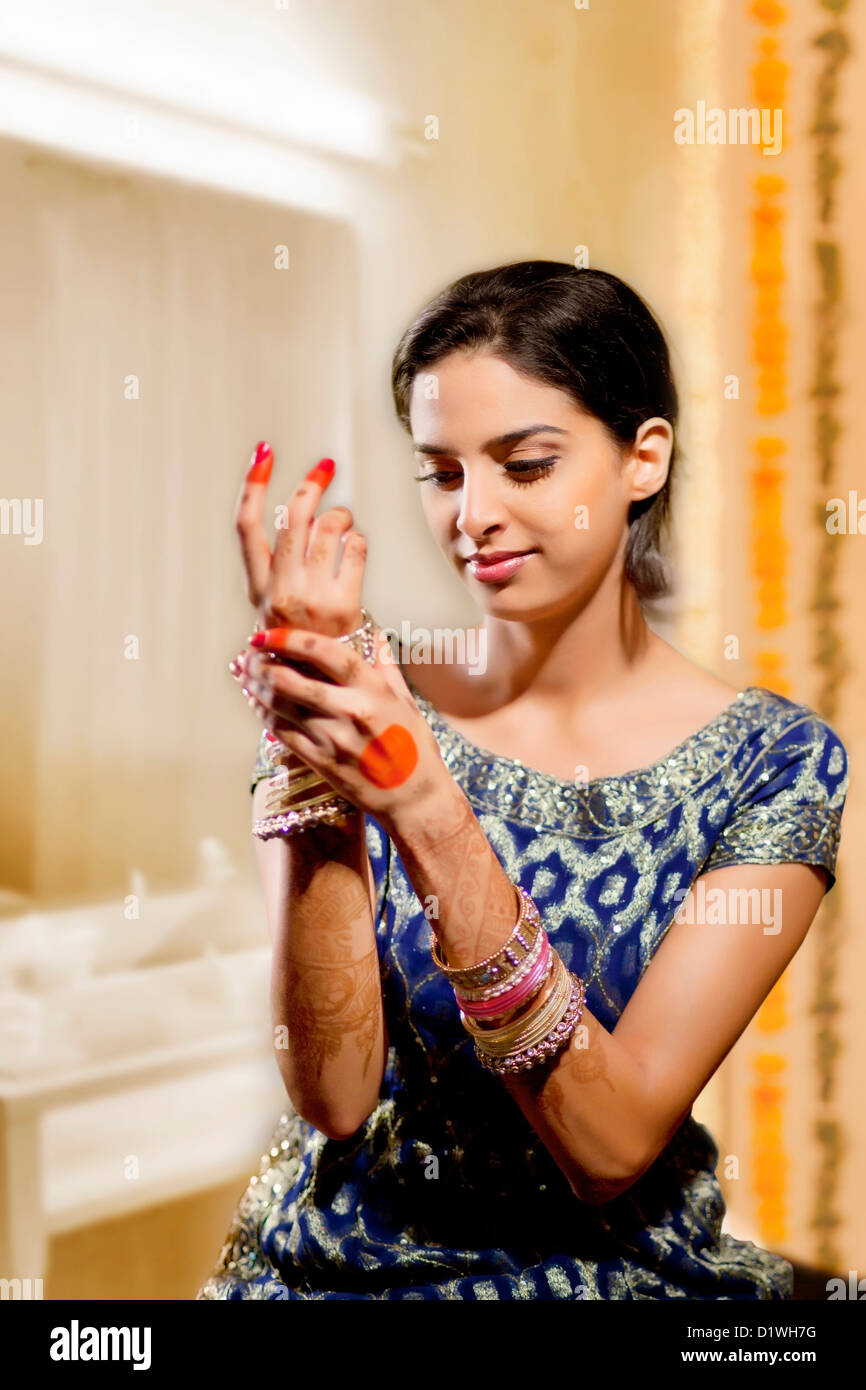 Mariée indienne portant des bracelets Banque D'Images