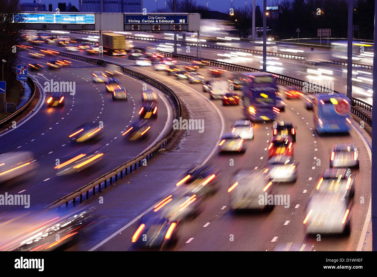 Tôt le matin, le trafic sur l'autoroute M8 à Glasgow, Écosse, Royaume-Uni Banque D'Images