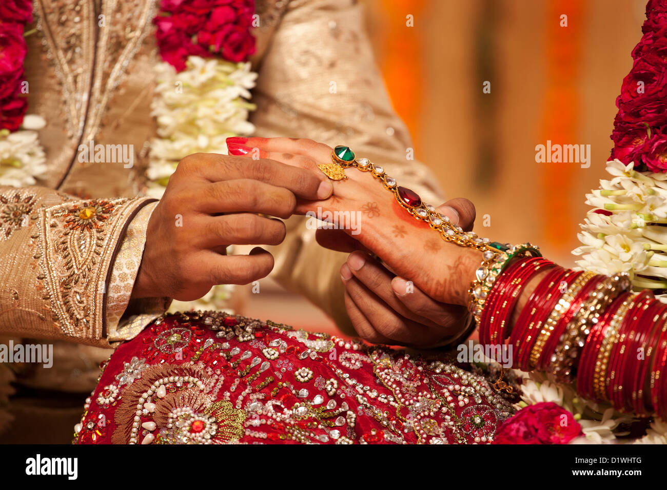 Close-up of a groom mettant un anneau de mariage sur une mariée Banque D'Images