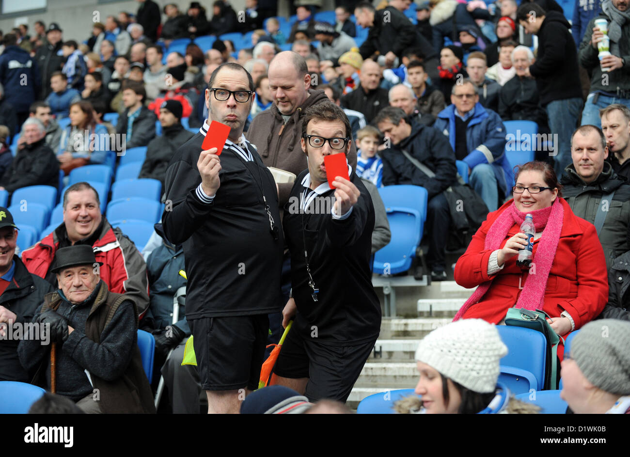 Comédiens habillés en arbitres et juges assistants ou de divertir la foule lors d'un match de football à Brighton, UK Banque D'Images