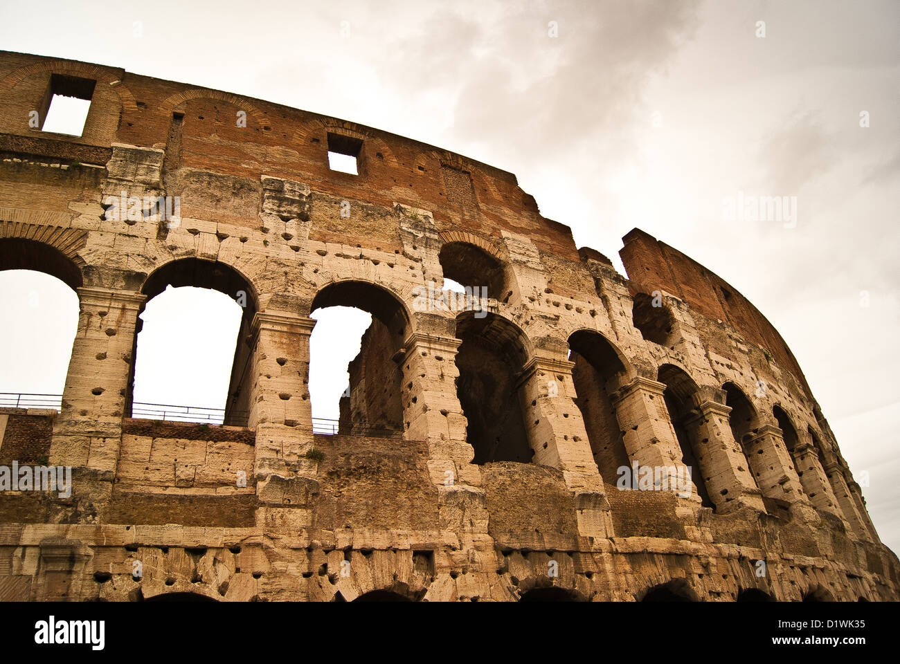 La Roma Colosseum, par une journée nuageuse (grand angle) (HDR-comme photo) Banque D'Images