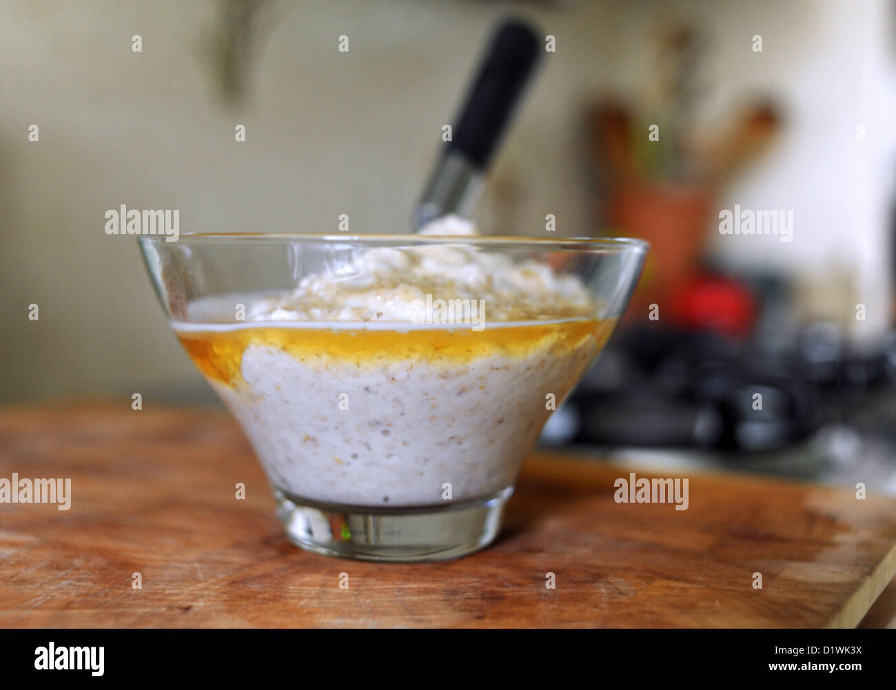 Bol de porridge écossais de l'avoine avec du miel et du lait pour un petit déjeuner sain et réchauffement de la photographie prise par Simon Dack Banque D'Images