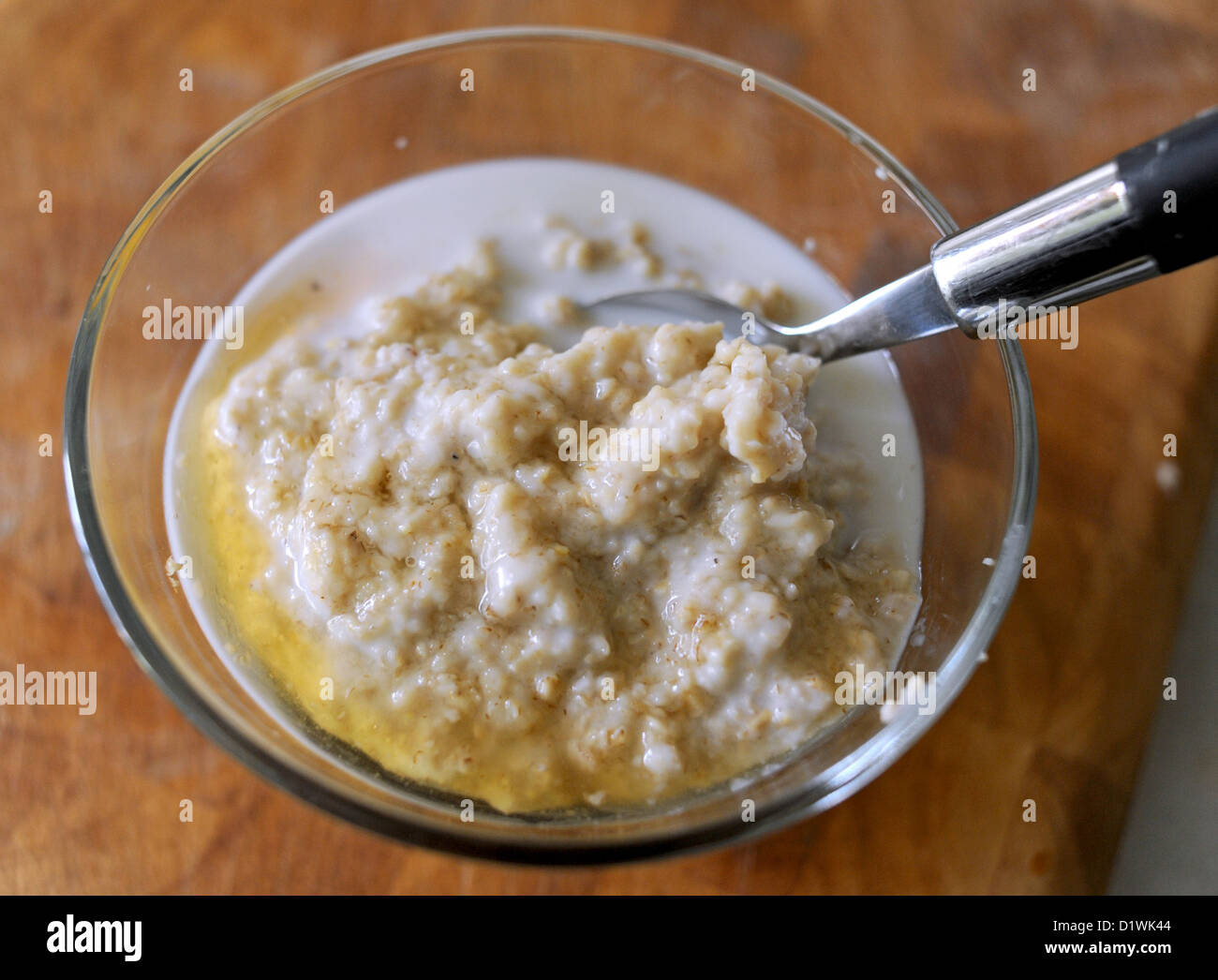 Bol de porridge écossais de l'avoine avec du miel et du lait pour un petit déjeuner sain et réchauffement de la photographie prise par Simon Dack Banque D'Images