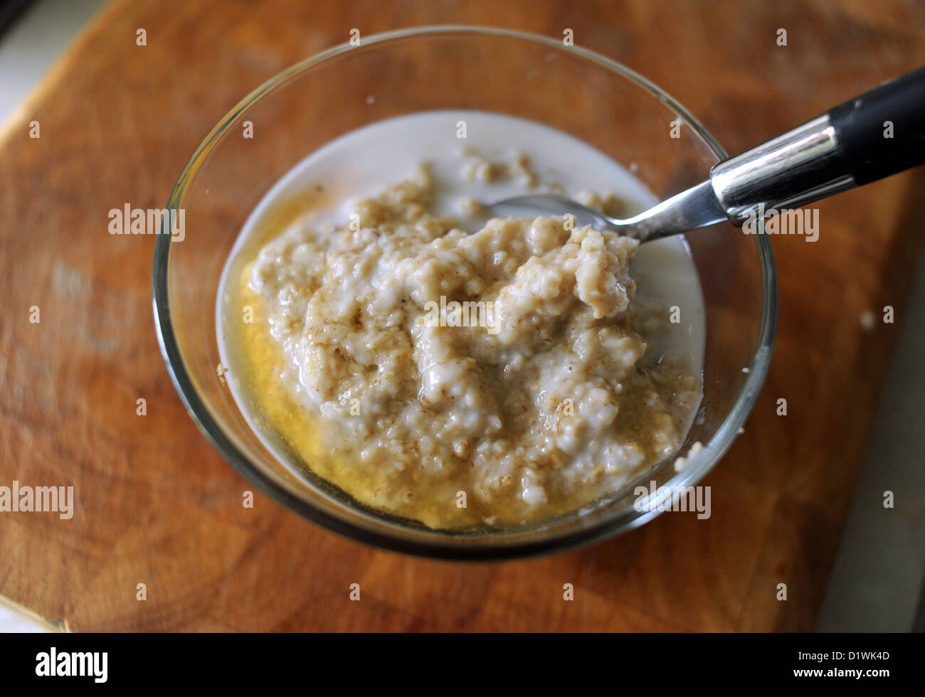 Bol de porridge écossais de l'avoine avec du miel et du lait pour un petit déjeuner sain et réchauffement de la photographie prise par Simon Dack Banque D'Images