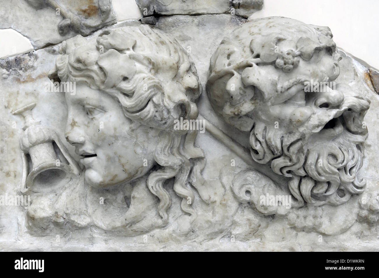Roman relief représentant des masques de Dionysos et Silenos. En. Première moitié du iie siècle apr. Musée des beaux-arts de Budapest. Banque D'Images