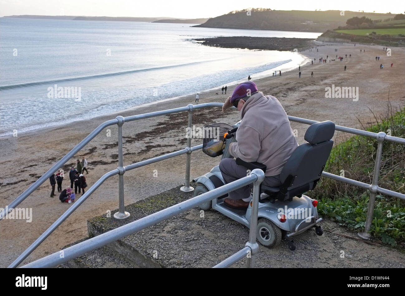 Un pensionné sur le front de mer de Falmouth, Cornwall, UK Banque D'Images
