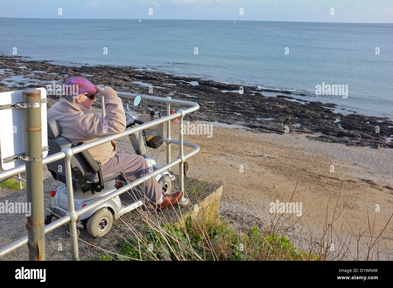 Un pensionné sur le front de mer de Falmouth, Cornwall, UK Banque D'Images