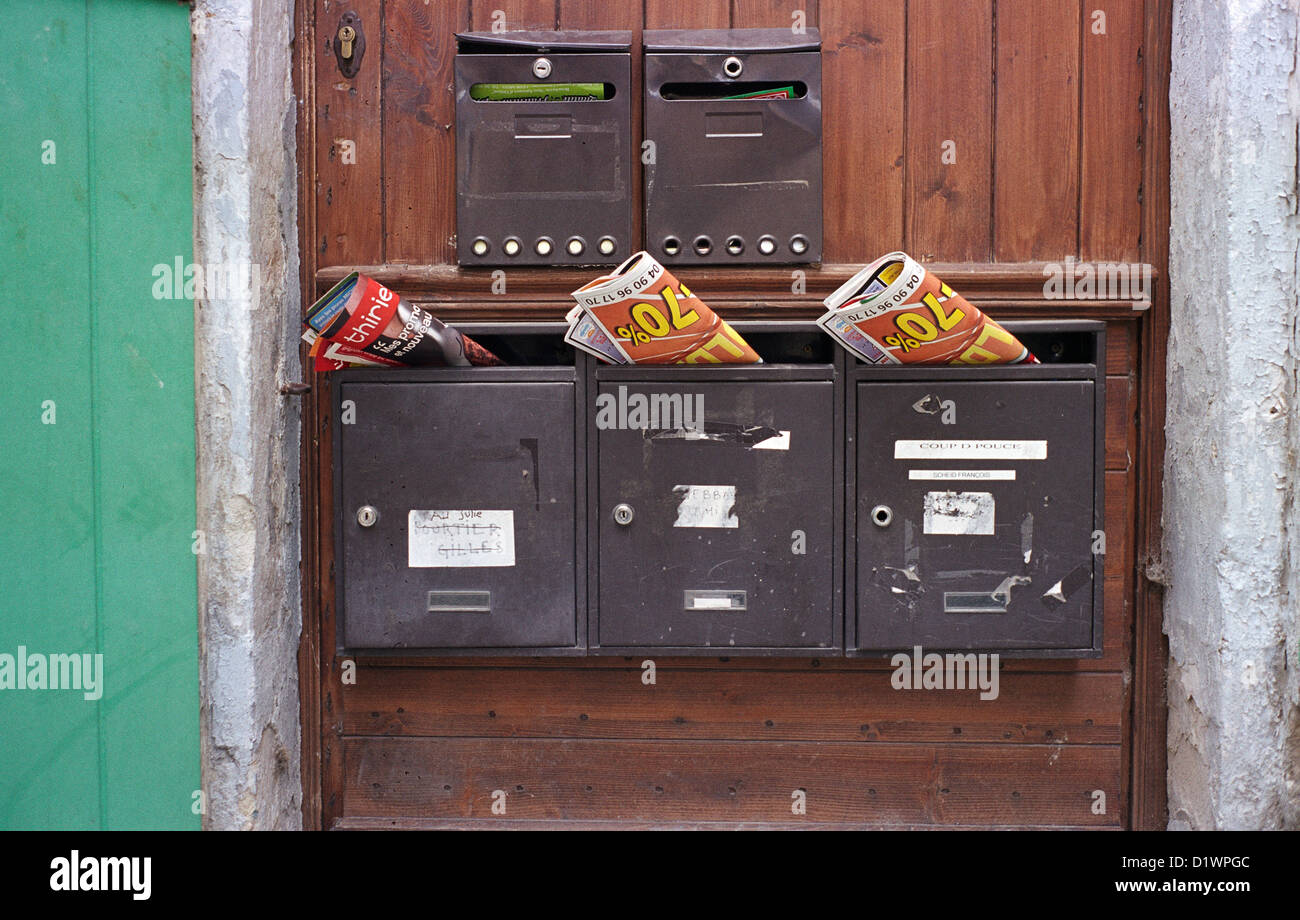 Boîtes aux lettres anciennes, junk mail, Arles, Provence, France Banque D'Images