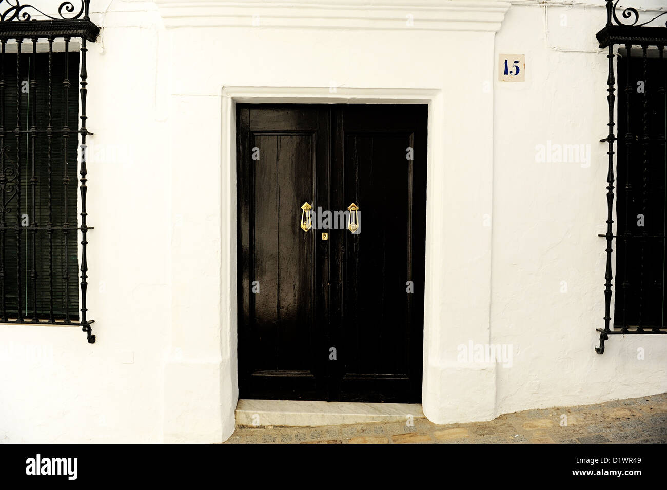 Volets et portes noir sur une maison blanche, à Vejer de la Frontera, l'un des villages blancs ou les villages blancs d'Andalousie, Espagne Banque D'Images