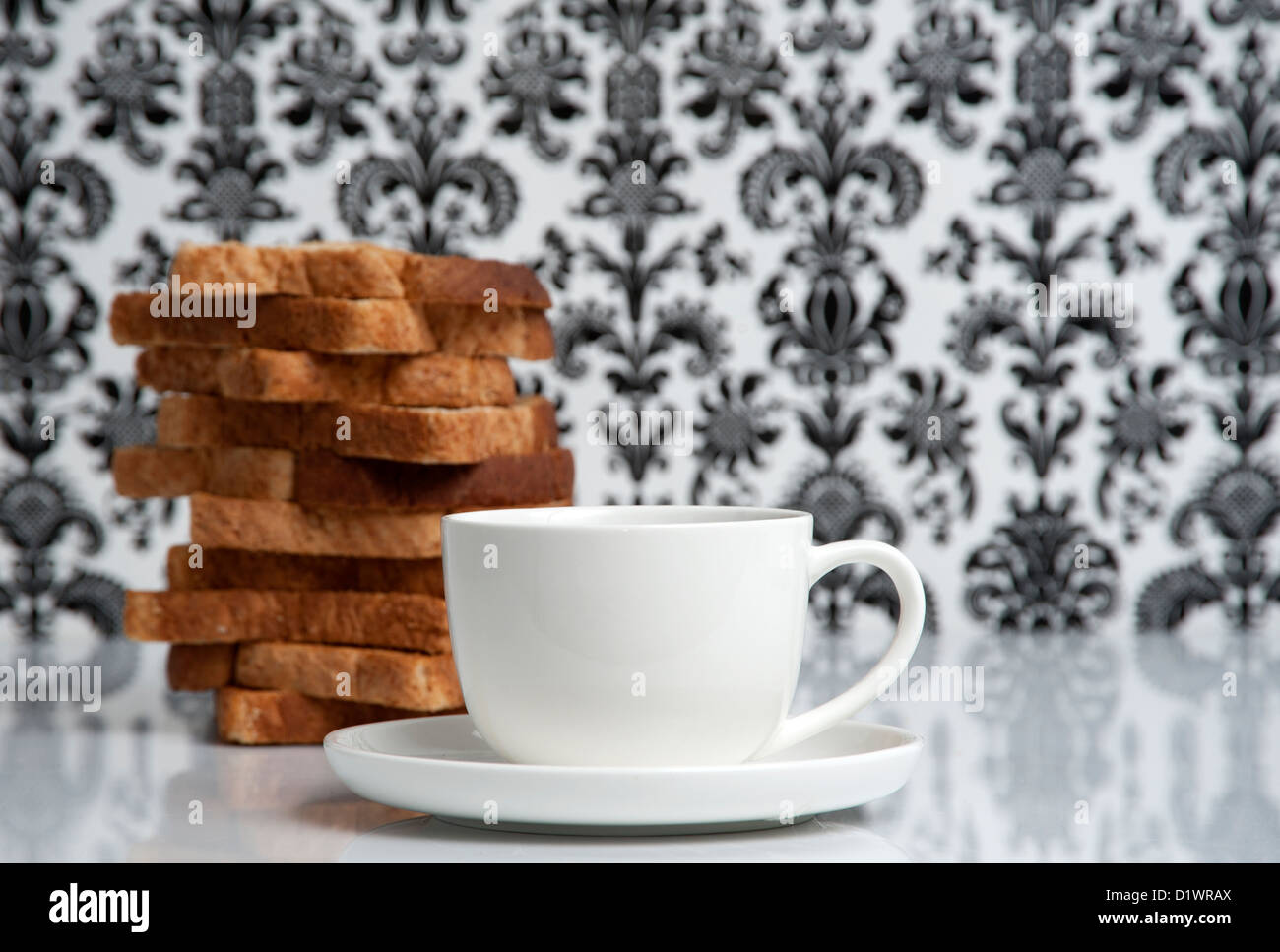 Tasse de café et d'un monticule de toast empilés sur une table Banque D'Images