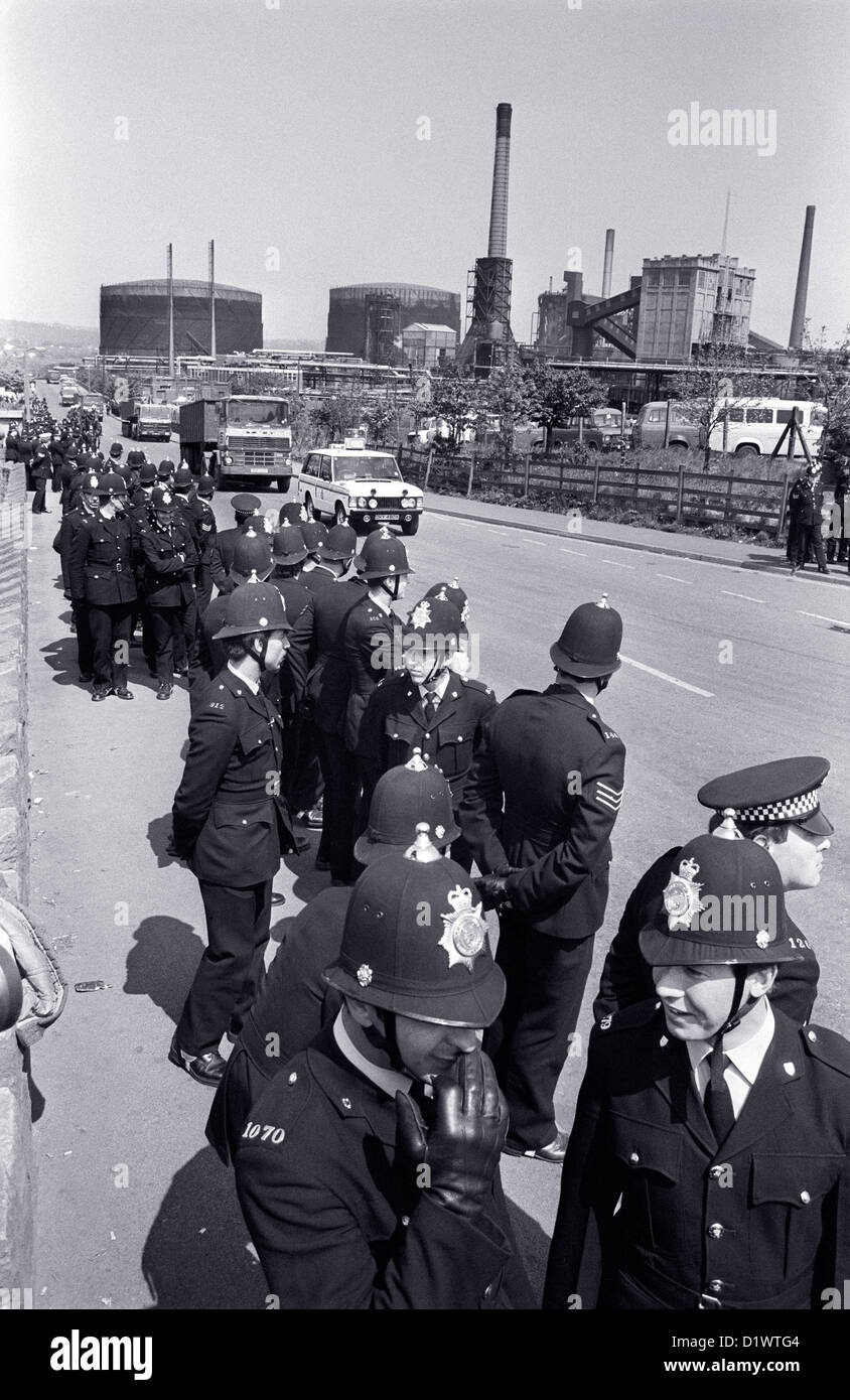 Protéger la police camions de livraison de charbon à l'Orgreave cokerie à Sheffield dans le Yorkshire du Sud pendant la grève des mineurs de 1984-1985. Banque D'Images
