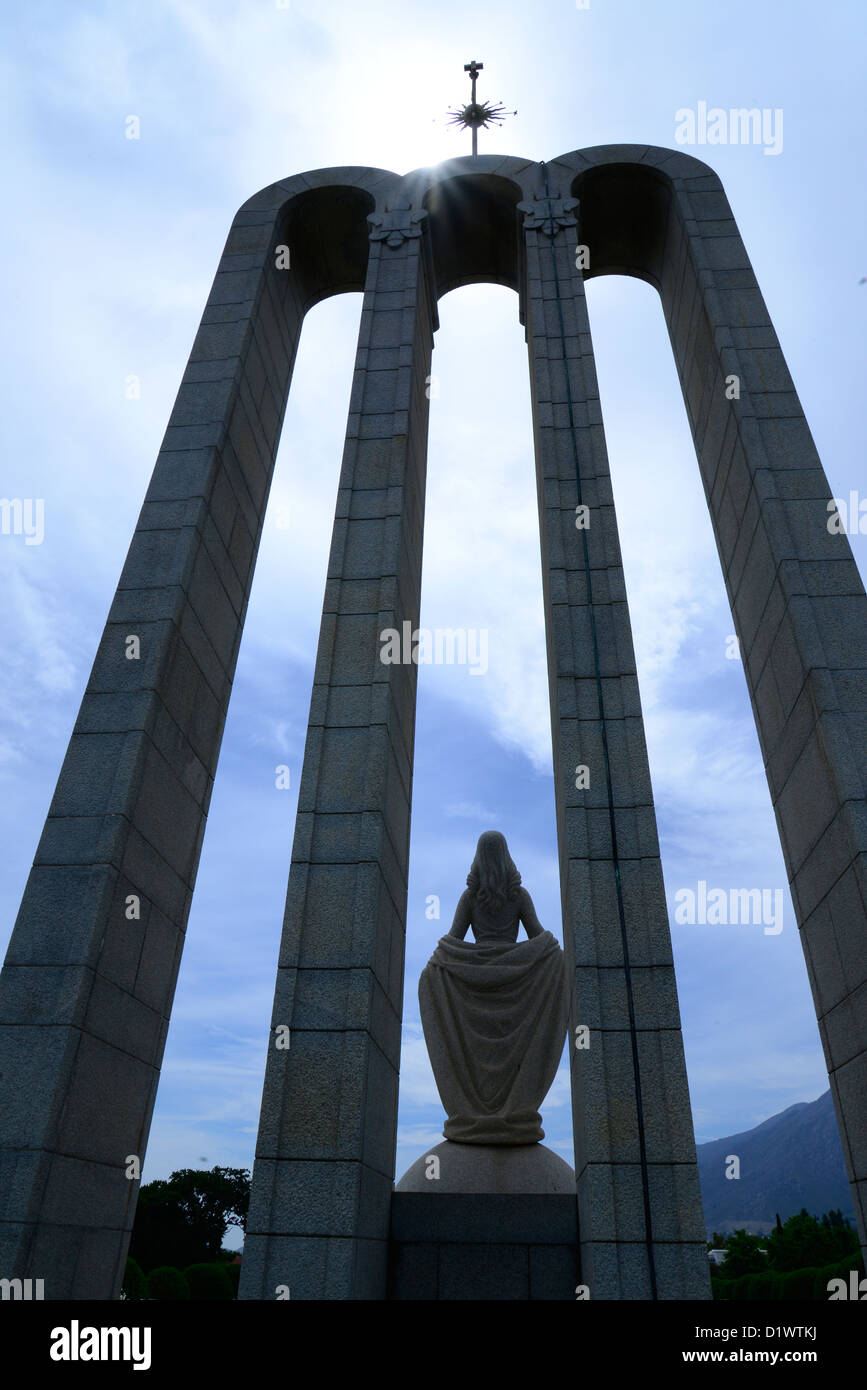 Ce monument commémore les colons huguenots français qui ont fui la persécution en France pour s'installer en Afrique du Sud. Shot verticale Banque D'Images