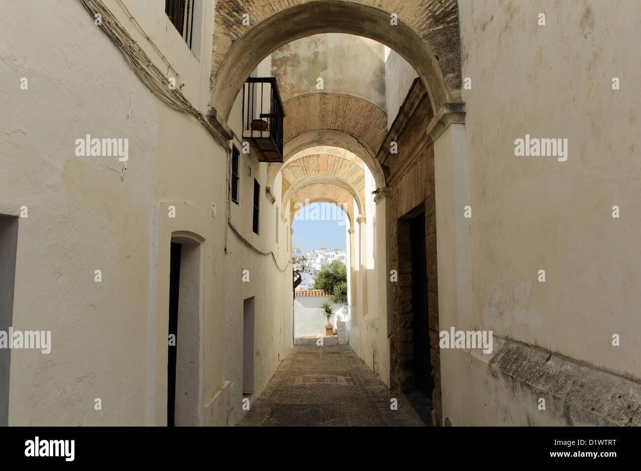 Les arcades et les rues étroites de Vejer de la Frontera, l'un des villages blancs ou les villages blancs d'Andalousie, Espagne Banque D'Images